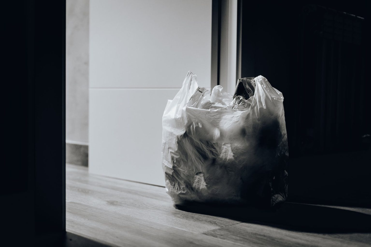 In de huidige samenleving staat duurzaamheid centraal, en bedrijven spelen een cruciale rol in het verminderen van hun ecologische voetafdruk. Een van de meest effectieve manieren om dit te bereiken is door afval te scheiden. Bedrijven vragen zich vaak af hoe zij het beste afval kunnen scheiden. Door slimme oplossingen, zoals bijvoorbeeld een rolcontainer voor eenvoudige verplaatsing, kunnen bedrijven bijdragen aan een schonere planeet zonder dat het al te veel moeite en geld kost. De waarde van afval scheiden Afval scheiden is een win-winsituatie voor zowel bedrijven als het milieu. Het begint met het begrijpen van de verschillende soorten afval die in een bedrijf worden gegenereerd. Dit kan variëren van papier en karton tot plastic, glas, organisch materiaal en meer. Door afvalstromen te identificeren en te scheiden, kunnen bedrijven waardevolle grondstoffen behouden en verspilling minimaliseren. Bovendien kan het gescheiden afval op een milieuvriendelijke manier worden verwerkt, wat de impact op het milieu vermindert. Efficiënt afvalbeheer door middel van rolcontainers Een cruciaal aspect van effectief afvalbeheer in bedrijven is het gebruik van rolcontainers. Rolcontainers zijn speciaal ontworpen containers met wielen en handvatten, waardoor ze eenvoudig kunnen worden verplaatst. Ze zijn verkrijgbaar in verschillende maten en zijn ideaal voor het verzamelen en scheiden van afval op de werkplek. Het gebruik van rolcontainers biedt tal van voordelen voor bedrijven. Rolcontainers kunnen worden aangepast aan specifieke afvalstromen. Voor bedrijven met aanzienlijke hoeveelheden papierafval kunnen rolcontainers met een grotere capaciteit voor papier worden gebruikt. Voor bedrijven in de voedingsindustrie kunnen rolcontainers voor organisch afval een cruciale rol spelen bij het verminderen van verspilling. Ook zorgen ze voor een gestroomlijnde afvalinzameling, waardoor afval op een efficiënte manier van verschillende locaties binnen het bedrijf kan worden verzameld. Dit vermindert de noodzaak voor frequente afvalinzameling en verlaagt de operationele kosten.Daarnaast dragen rolcontainers bij aan een schone en georganiseerde werkomgeving. Medewerkers kunnen afval eenvoudig in de juiste containers deponeren, wat de kans op vervuiling en verwarring minimaliseert. Duurzaamheid en kostenbesparing Het scheiden van afval in bedrijven gaat hand in hand met duurzaamheid. Door waardevolle grondstoffen te behouden en de hoeveelheid afval die naar stortplaatsen gaat te verminderen, dragen bedrijven bij aan een groenere planeet. Bovendien kan het recyclen van materialen uit afvalstromen kostenbesparingen opleveren. Bedrijven kunnen bijvoorbeeld geld besparen door gerecycled papier te gebruiken in plaats van nieuw papier te kopen.