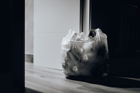 In de huidige samenleving staat duurzaamheid centraal, en bedrijven spelen een cruciale rol in het verminderen van hun ecologische voetafdruk. Een van de meest effectieve manieren om dit te bereiken is door afval te scheiden. Bedrijven vragen zich vaak af hoe zij het beste afval kunnen scheiden. Door slimme oplossingen, zoals bijvoorbeeld een rolcontainer voor eenvoudige verplaatsing, kunnen bedrijven bijdragen aan een schonere planeet zonder dat het al te veel moeite en geld kost. De waarde van afval scheiden Afval scheiden is een win-winsituatie voor zowel bedrijven als het milieu. Het begint met het begrijpen van de verschillende soorten afval die in een bedrijf worden gegenereerd. Dit kan variëren van papier en karton tot plastic, glas, organisch materiaal en meer. Door afvalstromen te identificeren en te scheiden, kunnen bedrijven waardevolle grondstoffen behouden en verspilling minimaliseren. Bovendien kan het gescheiden afval op een milieuvriendelijke manier worden verwerkt, wat de impact op het milieu vermindert. Efficiënt afvalbeheer door middel van rolcontainers Een cruciaal aspect van effectief afvalbeheer in bedrijven is het gebruik van rolcontainers. Rolcontainers zijn speciaal ontworpen containers met wielen en handvatten, waardoor ze eenvoudig kunnen worden verplaatst. Ze zijn verkrijgbaar in verschillende maten en zijn ideaal voor het verzamelen en scheiden van afval op de werkplek. Het gebruik van rolcontainers biedt tal van voordelen voor bedrijven. Rolcontainers kunnen worden aangepast aan specifieke afvalstromen. Voor bedrijven met aanzienlijke hoeveelheden papierafval kunnen rolcontainers met een grotere capaciteit voor papier worden gebruikt. Voor bedrijven in de voedingsindustrie kunnen rolcontainers voor organisch afval een cruciale rol spelen bij het verminderen van verspilling. Ook zorgen ze voor een gestroomlijnde afvalinzameling, waardoor afval op een efficiënte manier van verschillende locaties binnen het bedrijf kan worden verzameld. Dit vermindert de noodzaak voor frequente afvalinzameling en verlaagt de operationele kosten.Daarnaast dragen rolcontainers bij aan een schone en georganiseerde werkomgeving. Medewerkers kunnen afval eenvoudig in de juiste containers deponeren, wat de kans op vervuiling en verwarring minimaliseert. Duurzaamheid en kostenbesparing Het scheiden van afval in bedrijven gaat hand in hand met duurzaamheid. Door waardevolle grondstoffen te behouden en de hoeveelheid afval die naar stortplaatsen gaat te verminderen, dragen bedrijven bij aan een groenere planeet. Bovendien kan het recyclen van materialen uit afvalstromen kostenbesparingen opleveren. Bedrijven kunnen bijvoorbeeld geld besparen door gerecycled papier te gebruiken in plaats van nieuw papier te kopen.