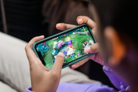 Top 7 mobiele games waarmee je je onderweg kunt vermaken
